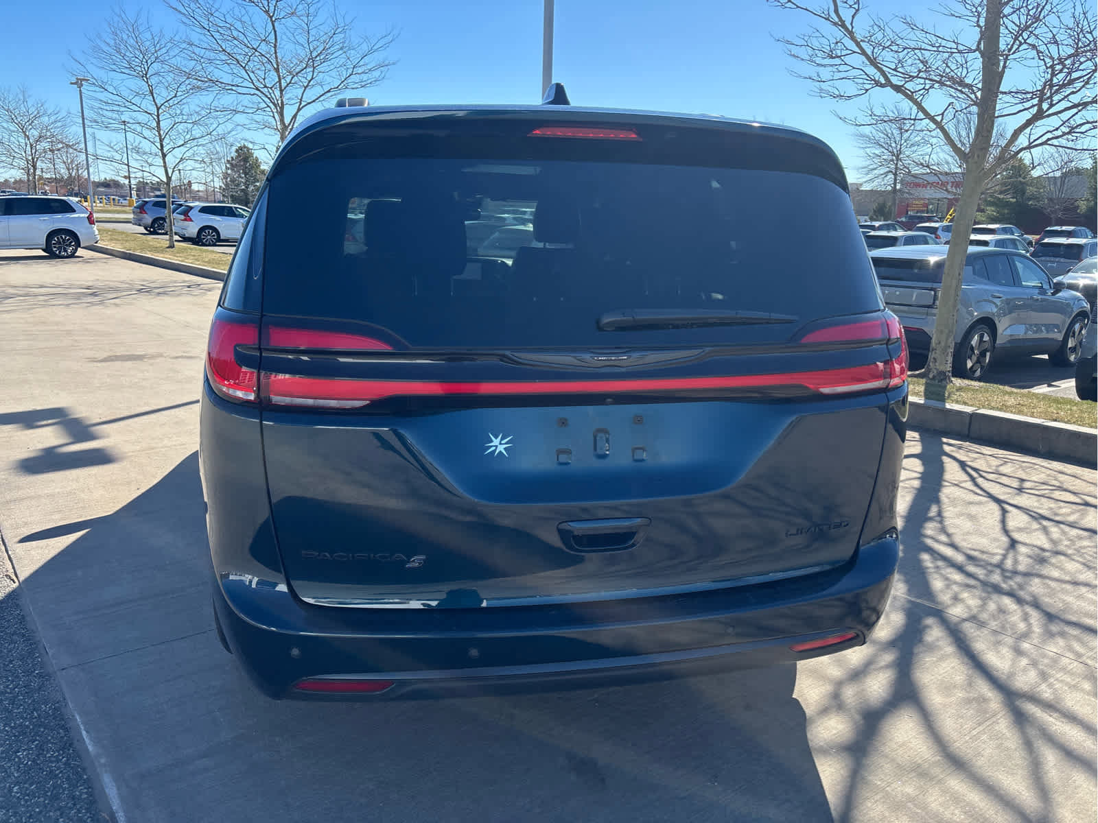 Used 2025 Chrysler Pacifica Limited image 5