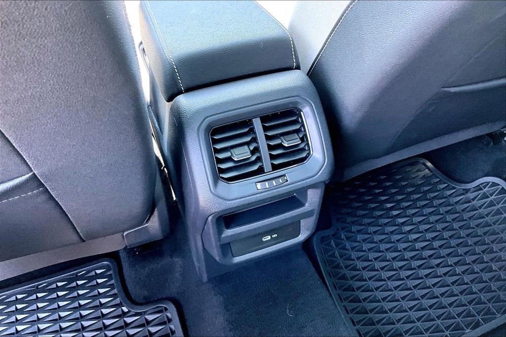 Certified 2025 Volkswagen Taos SE w/ Panoramic Sunroof Package image 18