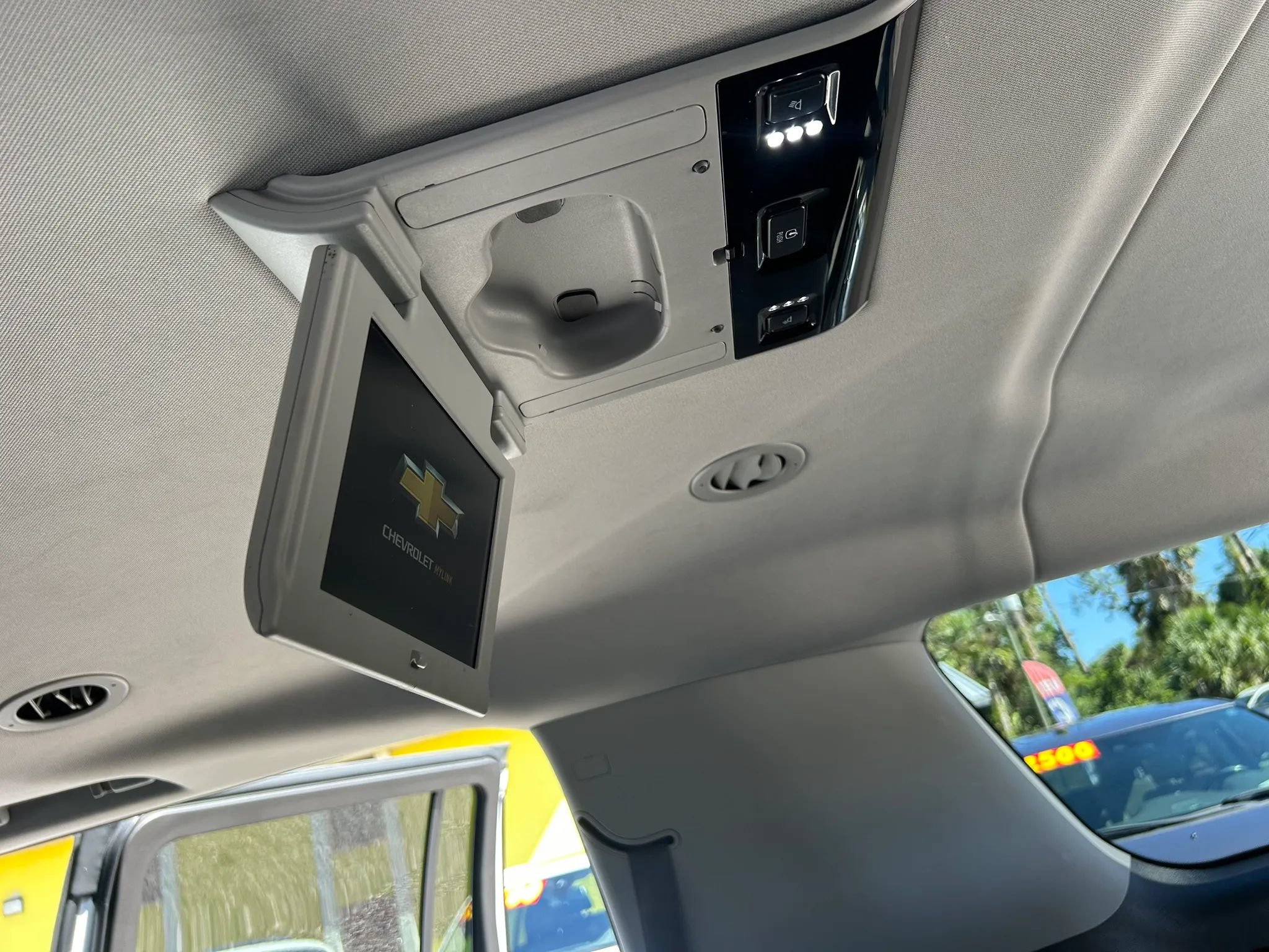 Used 2017 Chevrolet Suburban LT RWD image 22