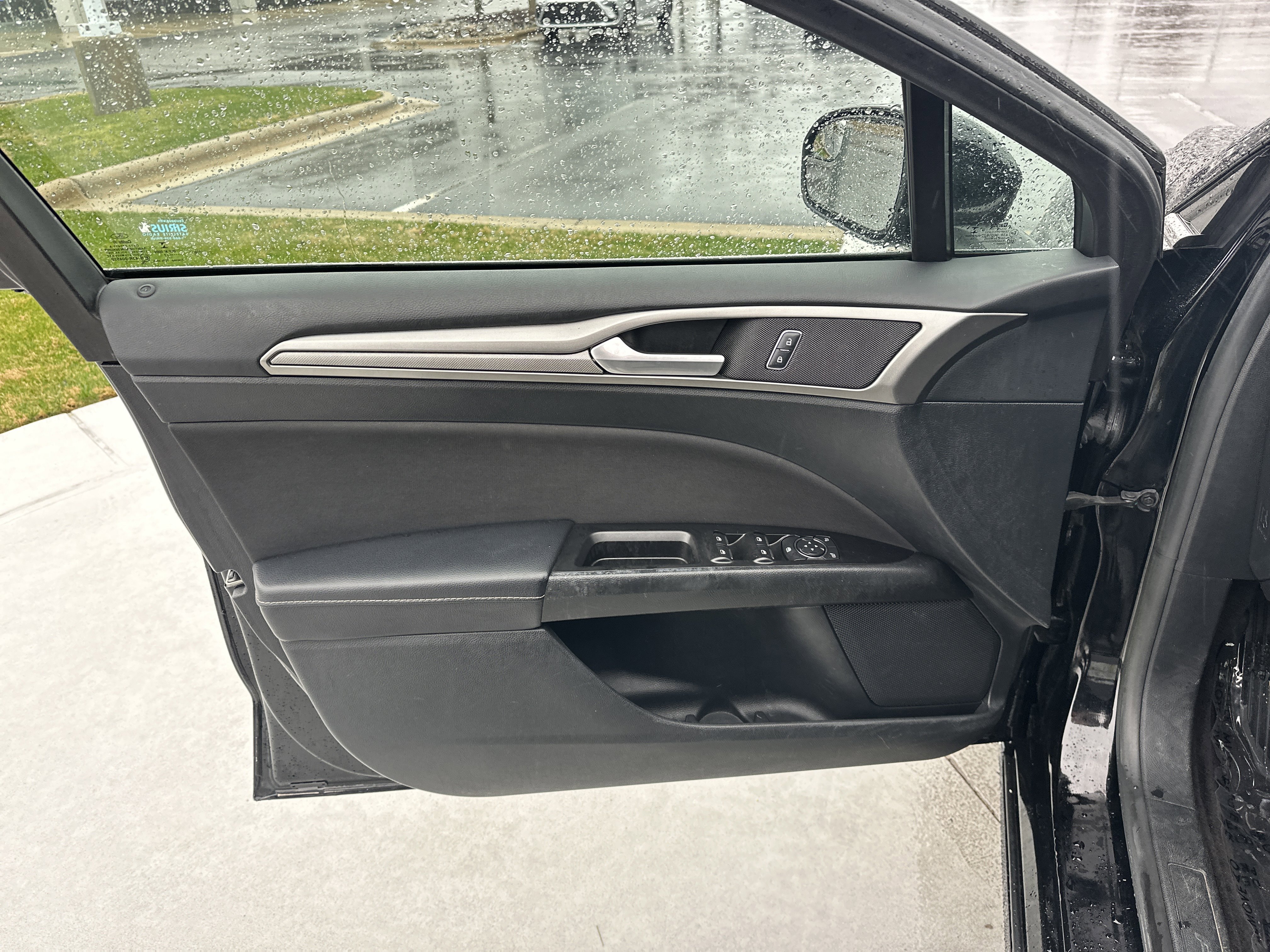 Used 2017 Ford Fusion SE w/ Fusion SE Technology Package image 14