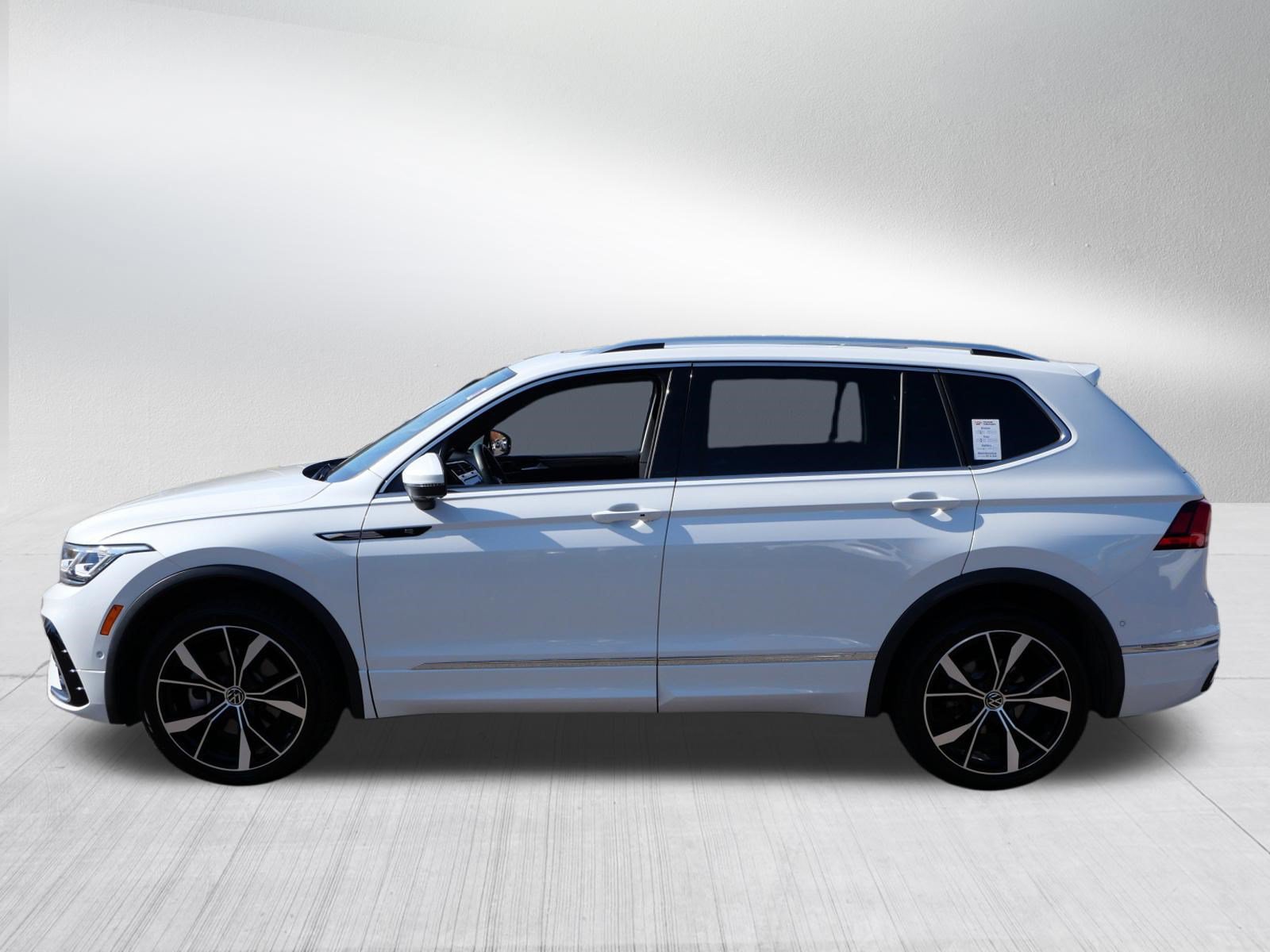 Used 2023 Volkswagen Tiguan SEL R-Line AWD/4WD image 4