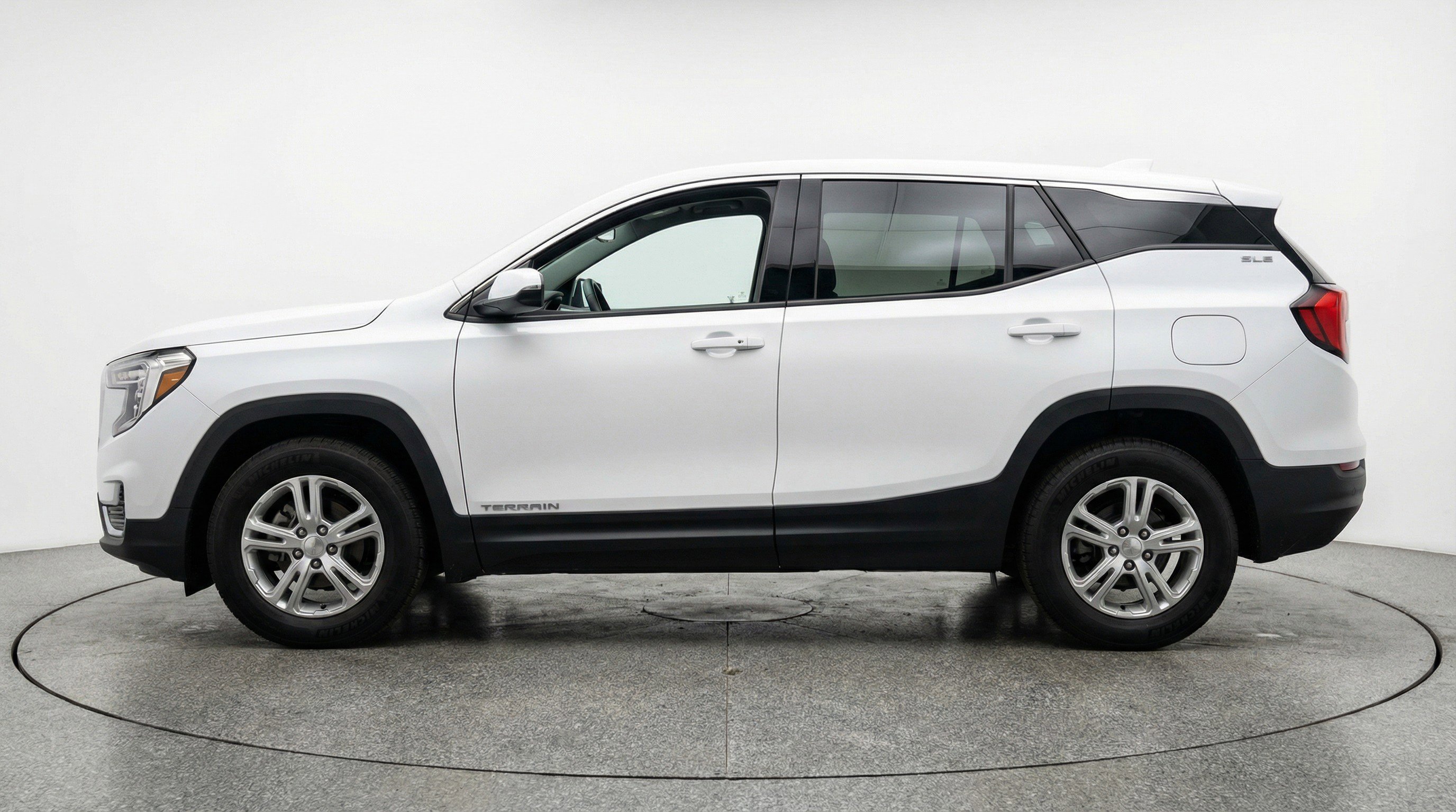 Used 2024 GMC Terrain SLE image 5