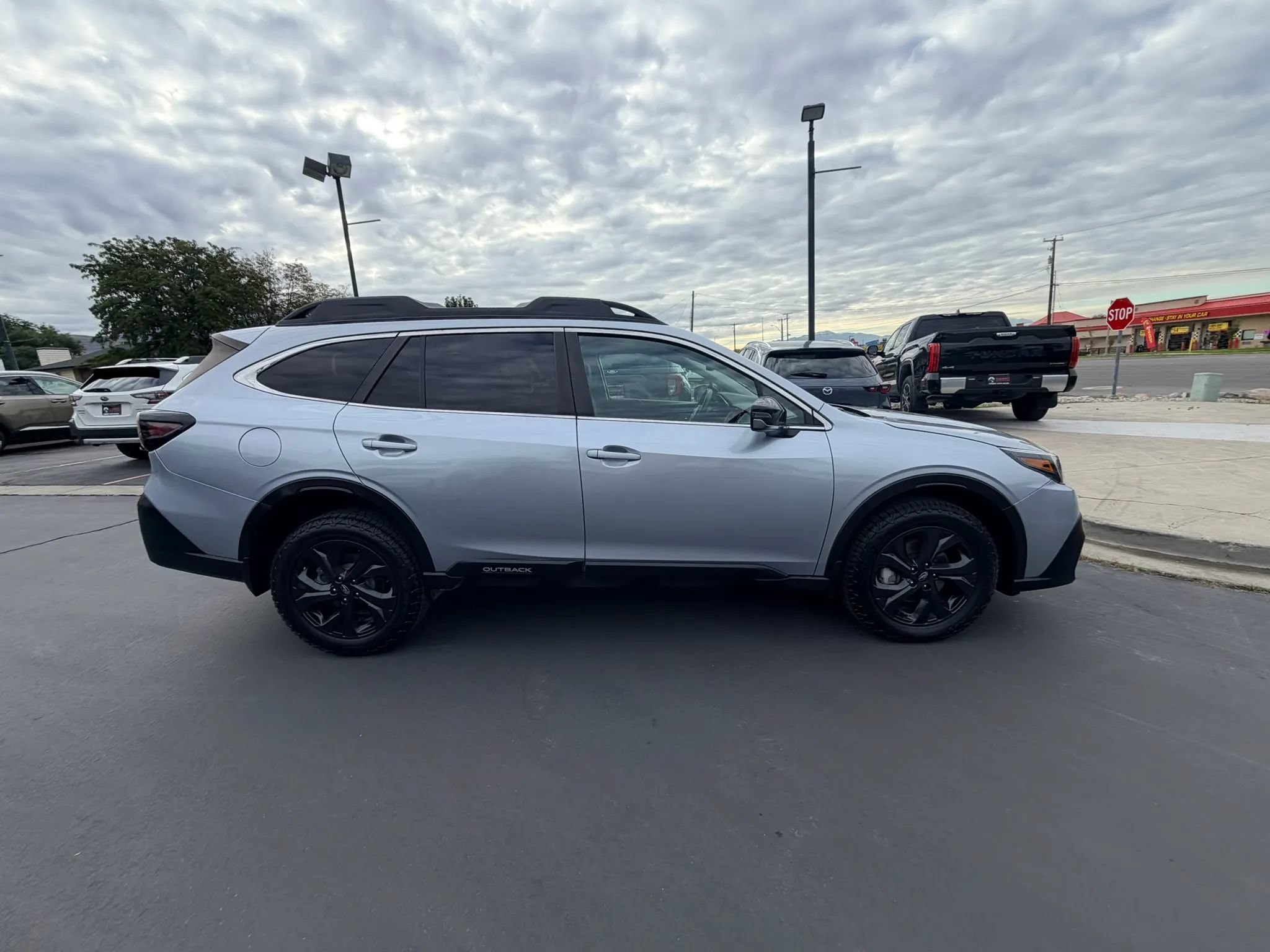 Used 2020 Subaru Outback Onyx Edition XT w/ Popular Package #2 AWD/4WD image 2