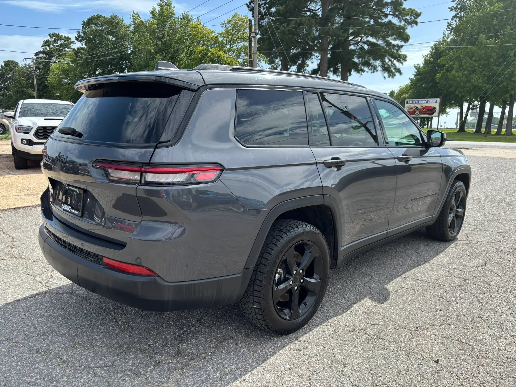 Used 2023 Jeep Grand Cherokee L Laredo AWD/4WD image 5
