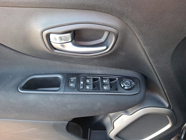 Used 2021 Jeep Renegade Latitude image 12