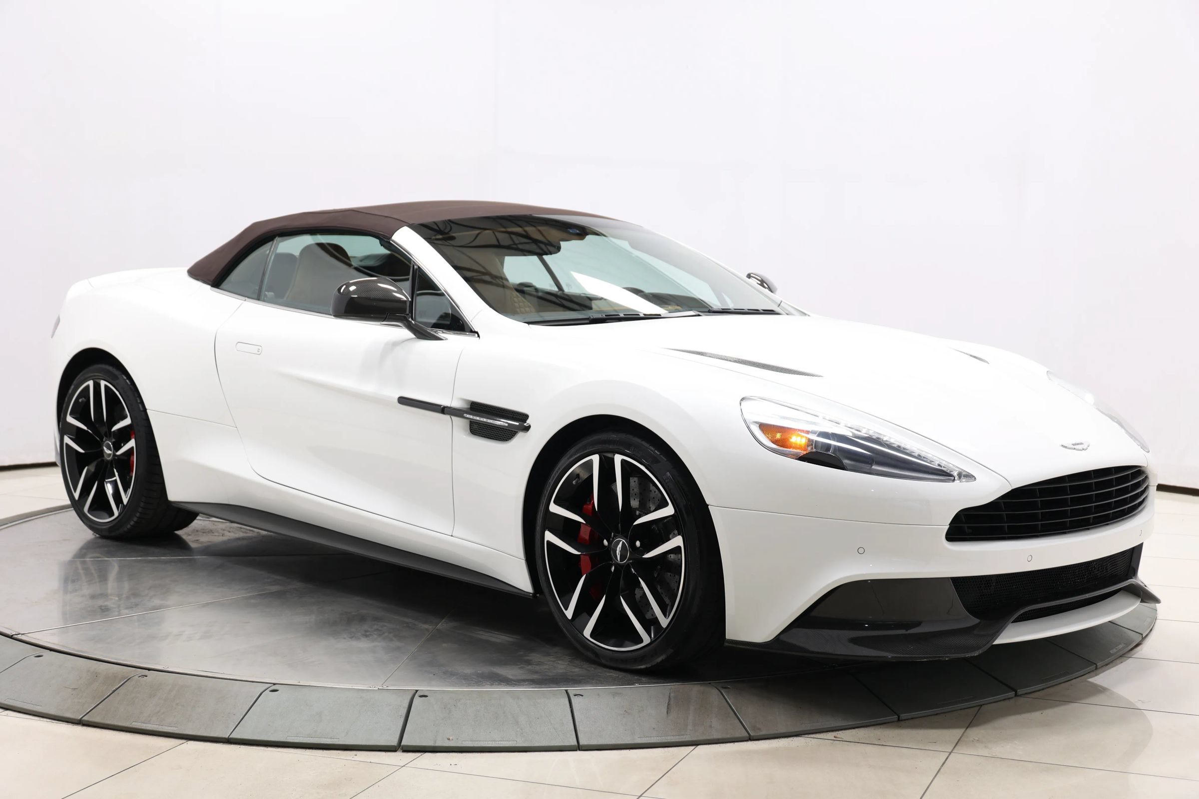 Used 2015 Aston Martin Vanquish Volante RWD image 75
