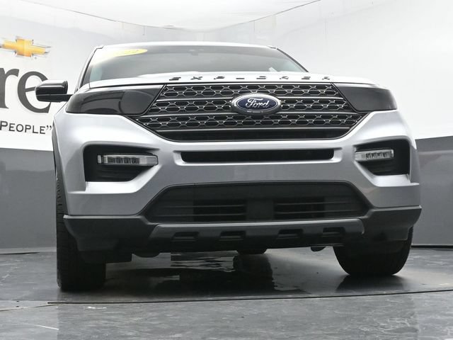 Used 2022 Ford Explorer XLT w/ Equipment Group 202A AWD/4WD image 3