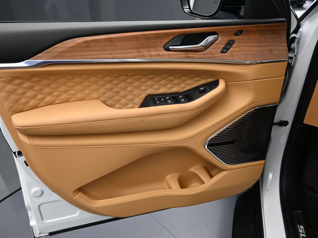 New 2025 Jeep Grand Cherokee Summit image 13