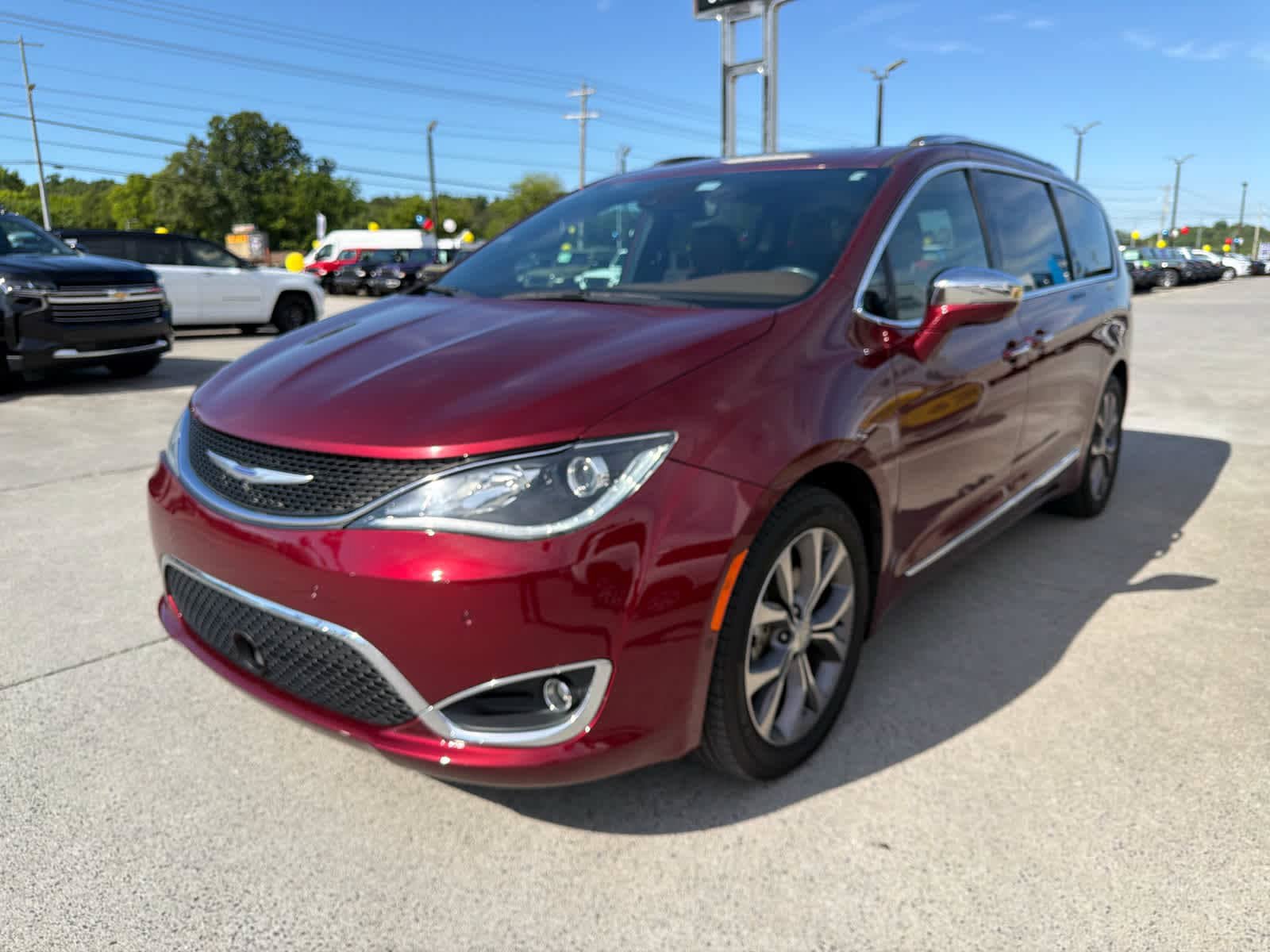 Used 2020 Chrysler Pacifica Limited w/ Tire & Wheel Group FWD image 4