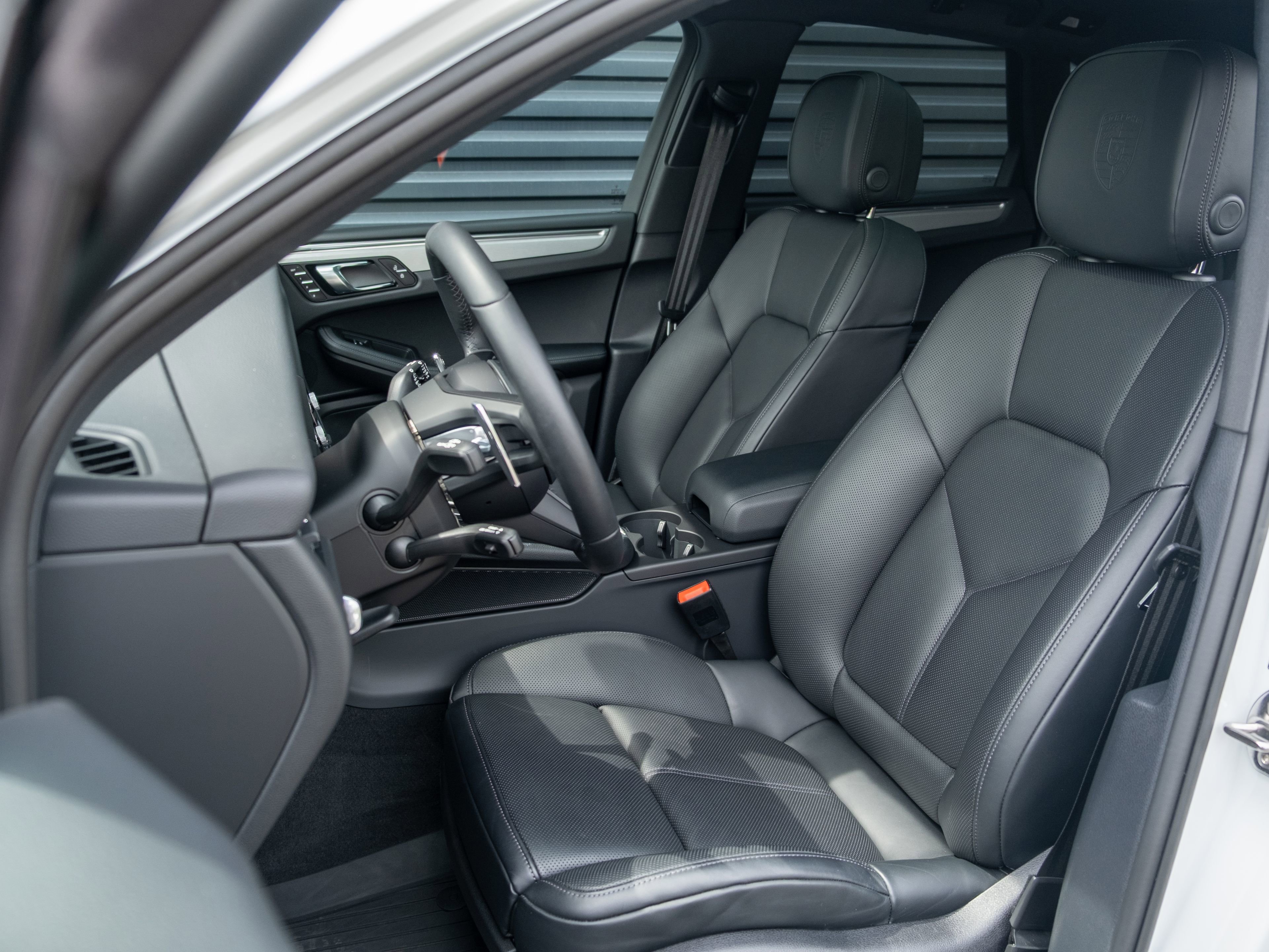 Certified 2026 Porsche Macan AWD/4WD image 5