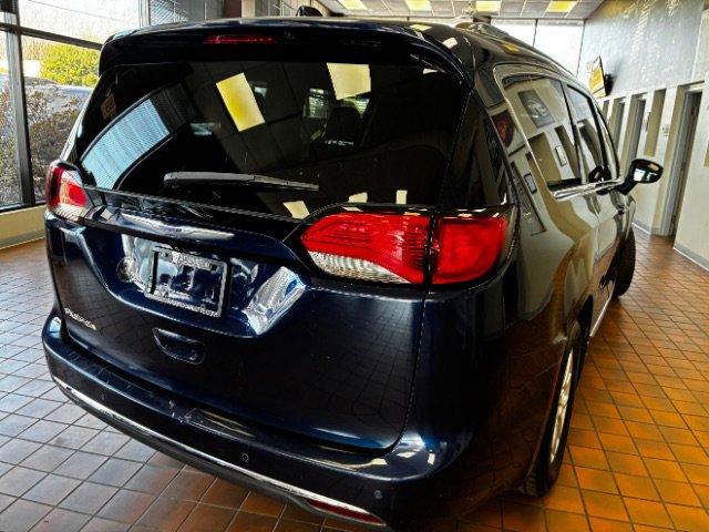 Used 2020 Chrysler Pacifica Touring-L FWD image 10