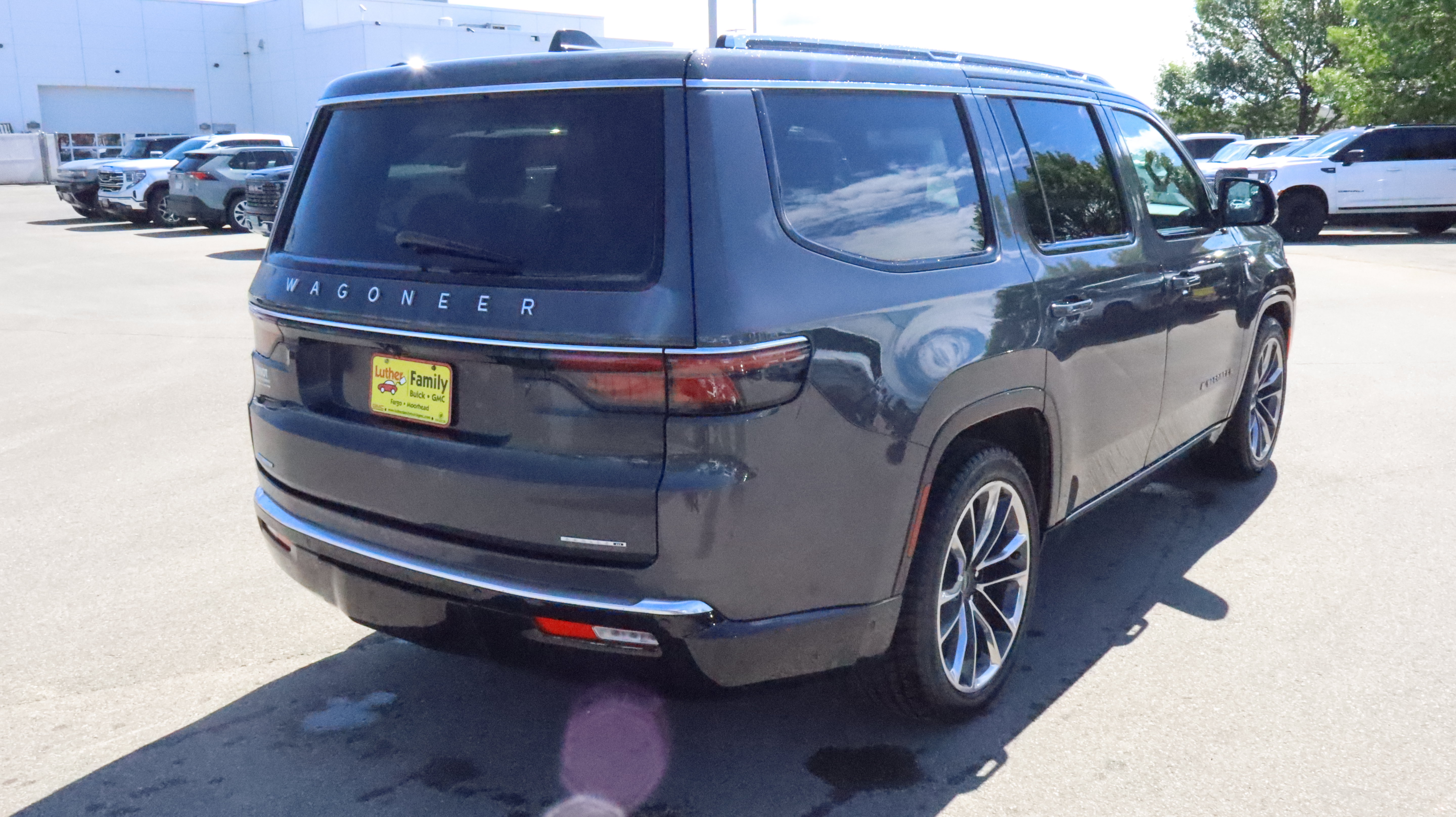 Used 2022 Jeep Wagoneer Series III w/ Premium Group I AWD/4WD image 7