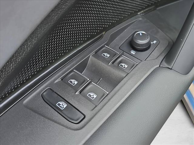 Used 2025 Volkswagen Tiguan SE AWD/4WD image 8