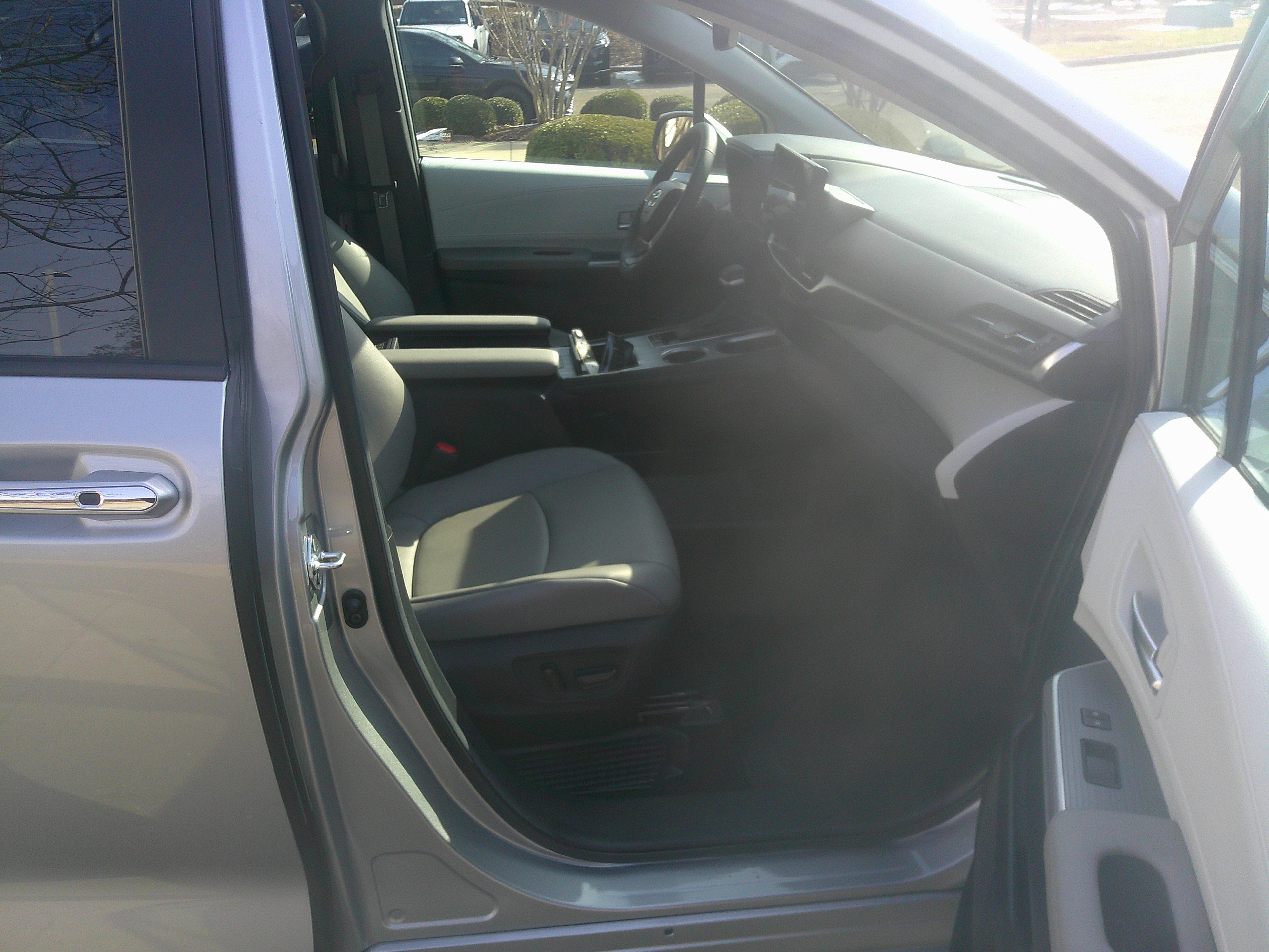 Used 2025 Toyota Sienna XLE image 35