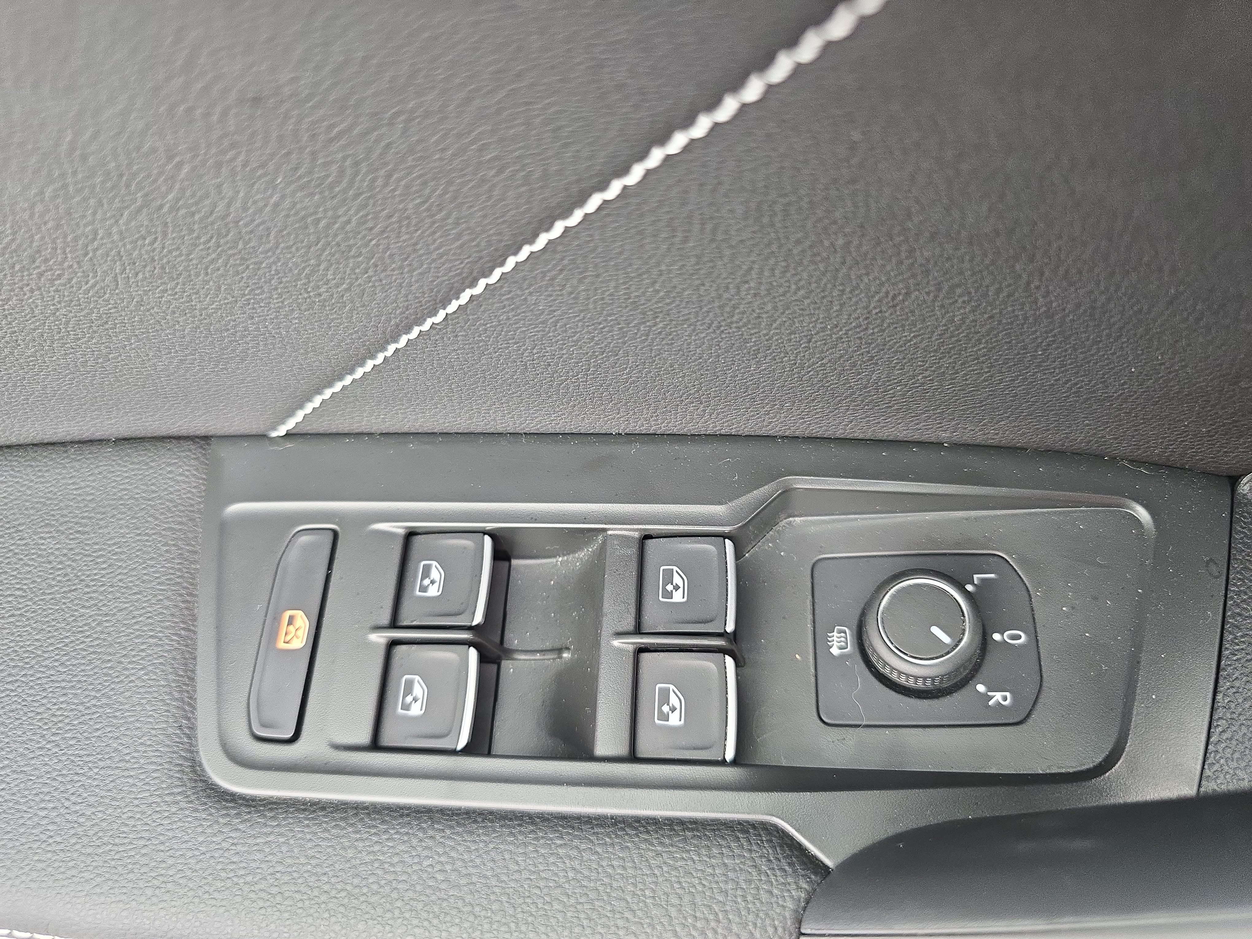Used 2023 Volkswagen Tiguan SE w/ Panoramic Sunroof Package FWD image 28