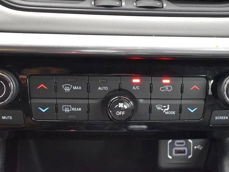 Used 2024 Jeep Compass Limited image 33