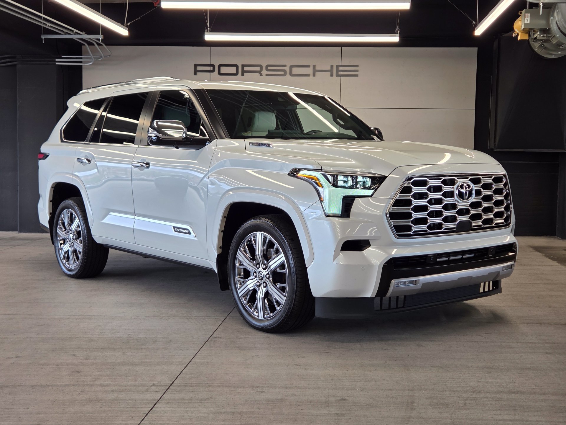 Used 2024 Toyota Sequoia Capstone AWD/4WD image 31