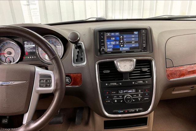 Used 2014 Chrysler Town & Country Touring-L w/ Trailer Tow Group FWD image 6