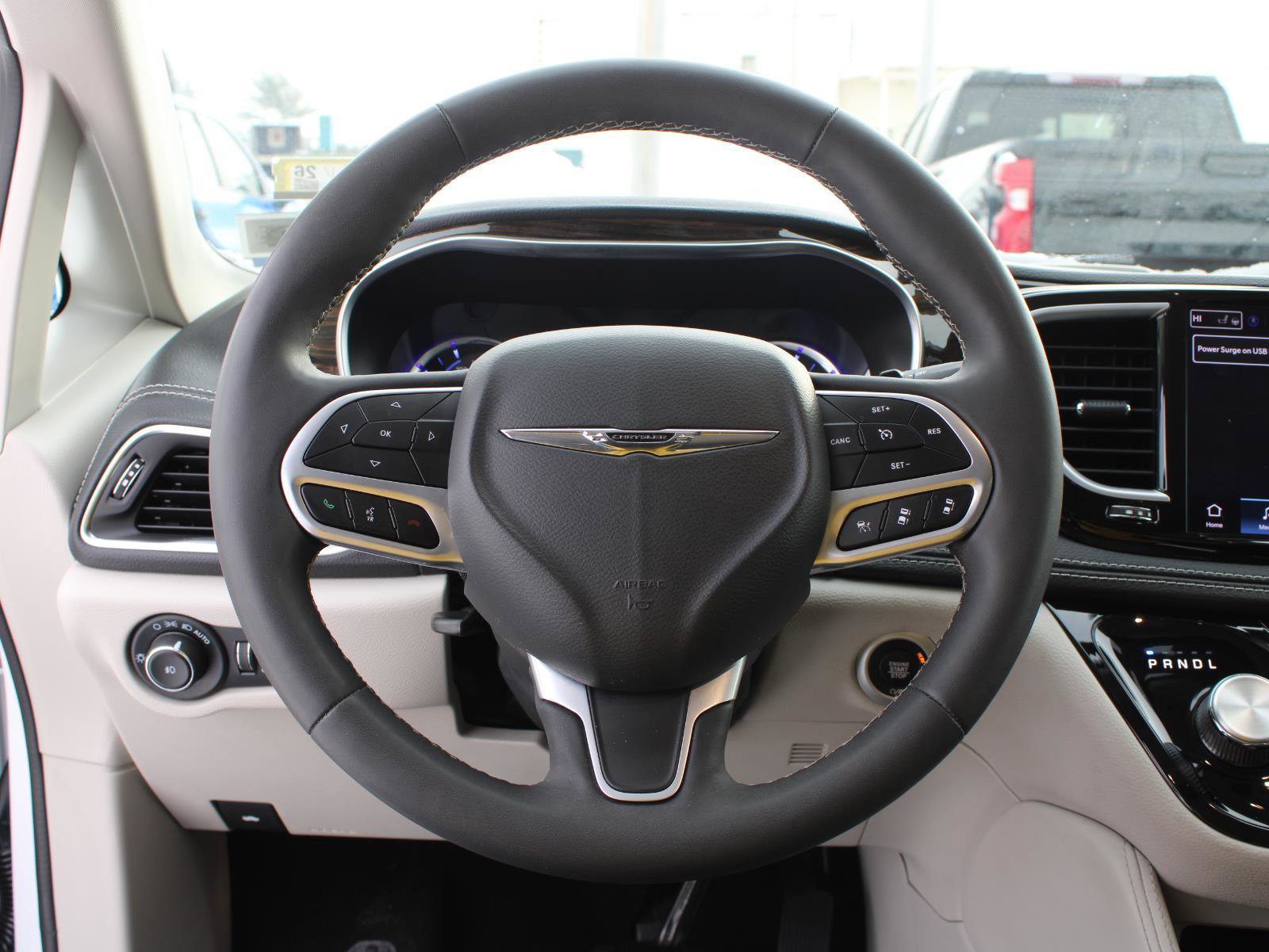 Used 2023 Chrysler Pacifica Limited image 11