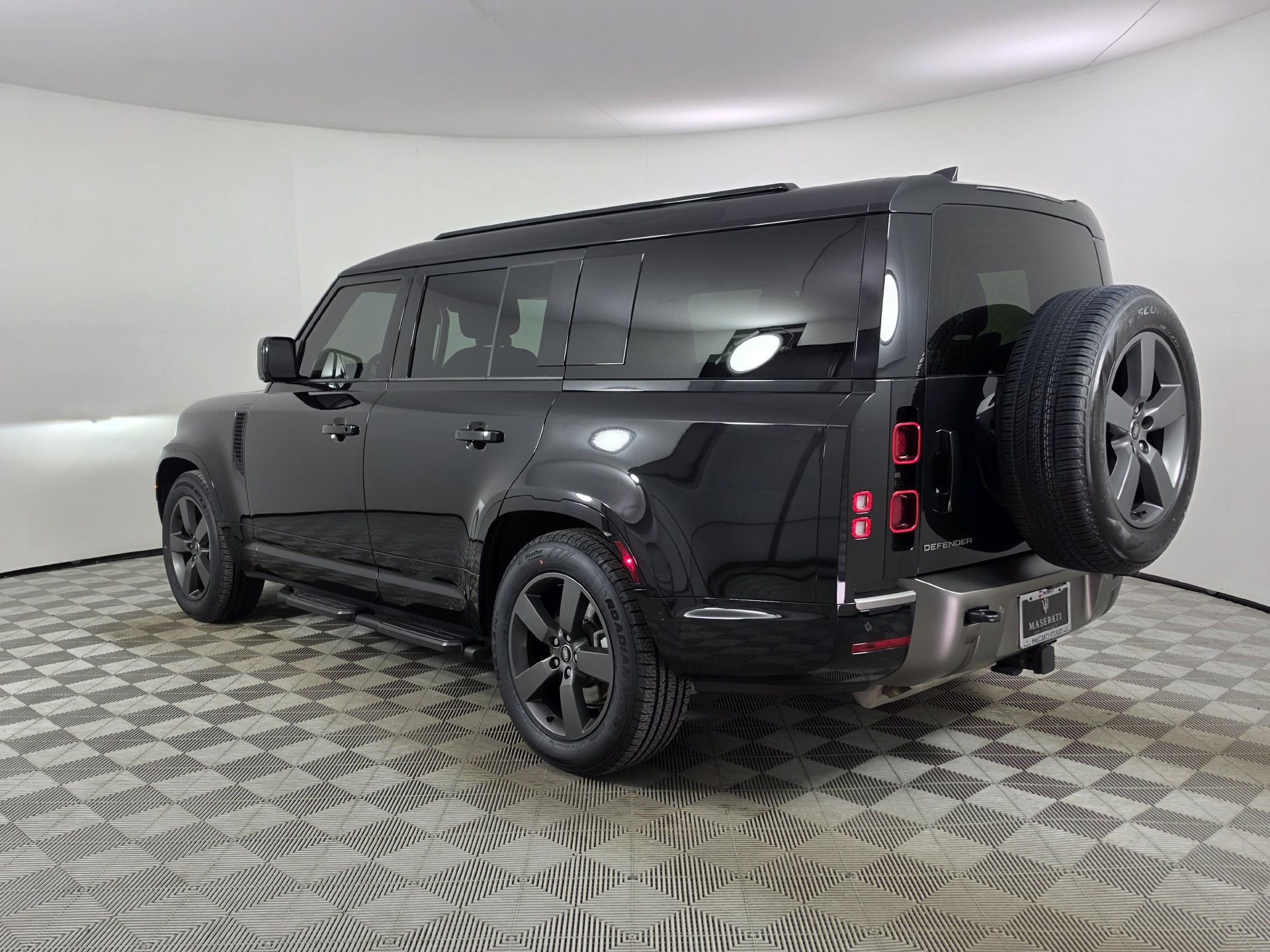 Used 2025 Land Rover Defender 130 X-Dynamic SE AWD/4WD image 36