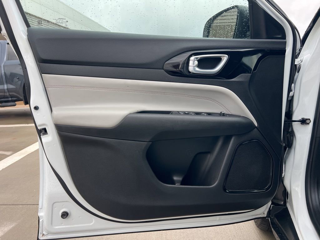 Used 2025 Jeep Compass Limited image 16