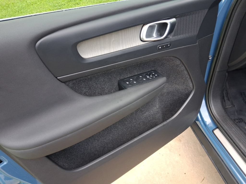 Used 2023 Volvo XC40 B4 Plus w/ Driver Assist Package FWD image 15