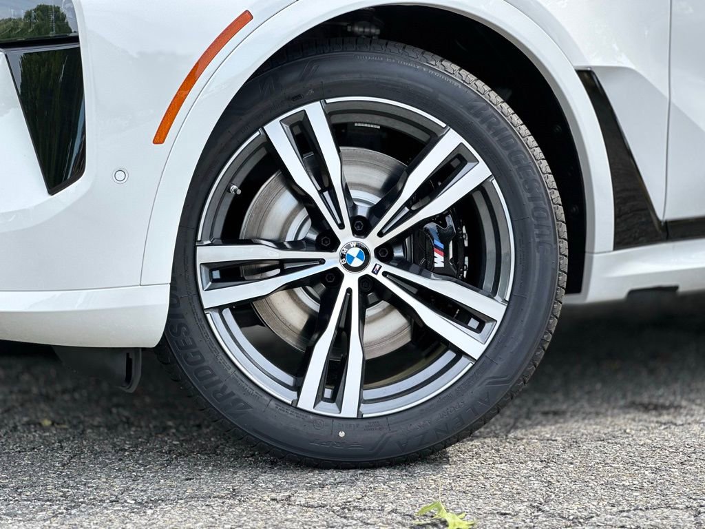 New 2026 BMW X7 M60i image 2