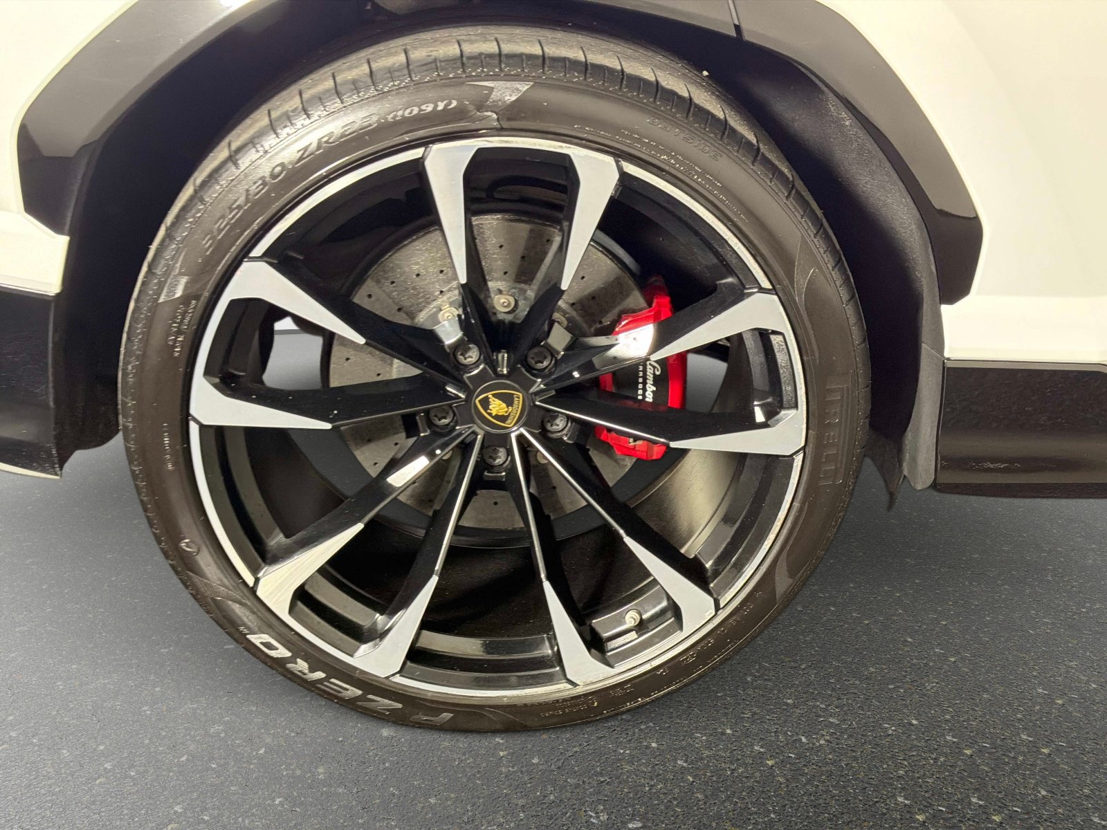Used 2019 Lamborghini Urus AWD/4WD image 17