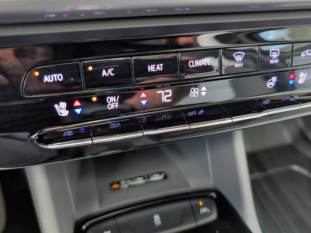 Used 2023 Chevrolet Bolt EUV Premier w/ Sun & Sound Package FWD image 24