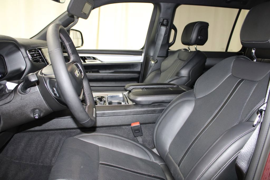 Used 2025 Jeep Wagoneer L Series II w/ 8-pass Seating Package image 17