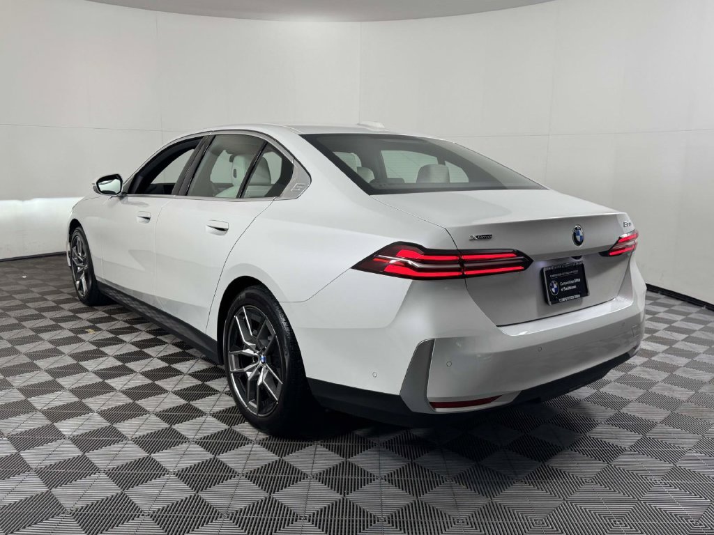Used 2026 BMW 530i xDrive w/ Premium Package AWD/4WD image 8