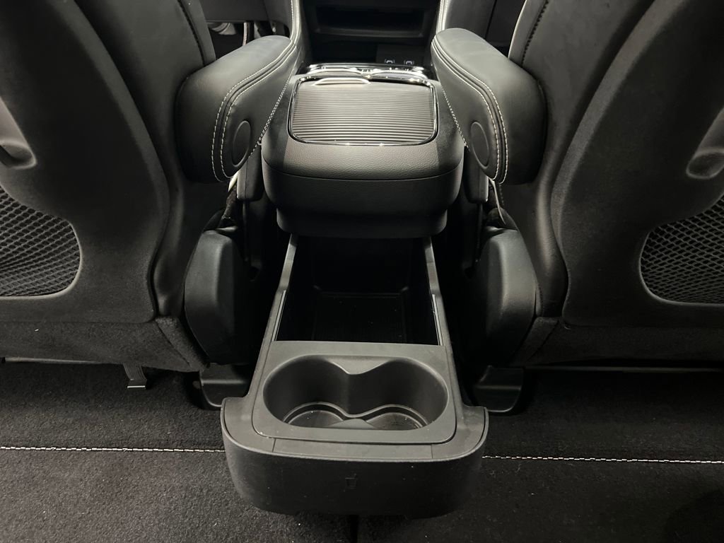 Used 2025 Chrysler Pacifica Limited image 30