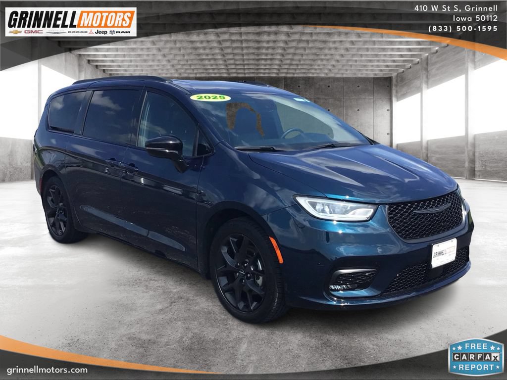 Used 2025 Chrysler Pacifica Limited FWD image 3