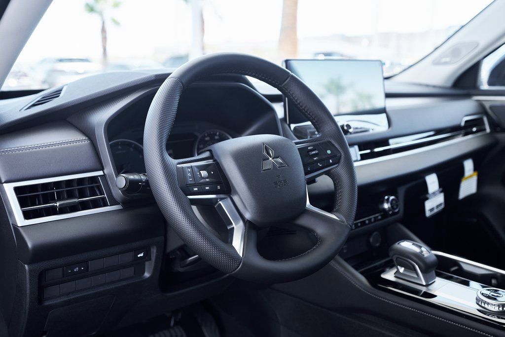 Used 2025 Mitsubishi Outlander SE image 22