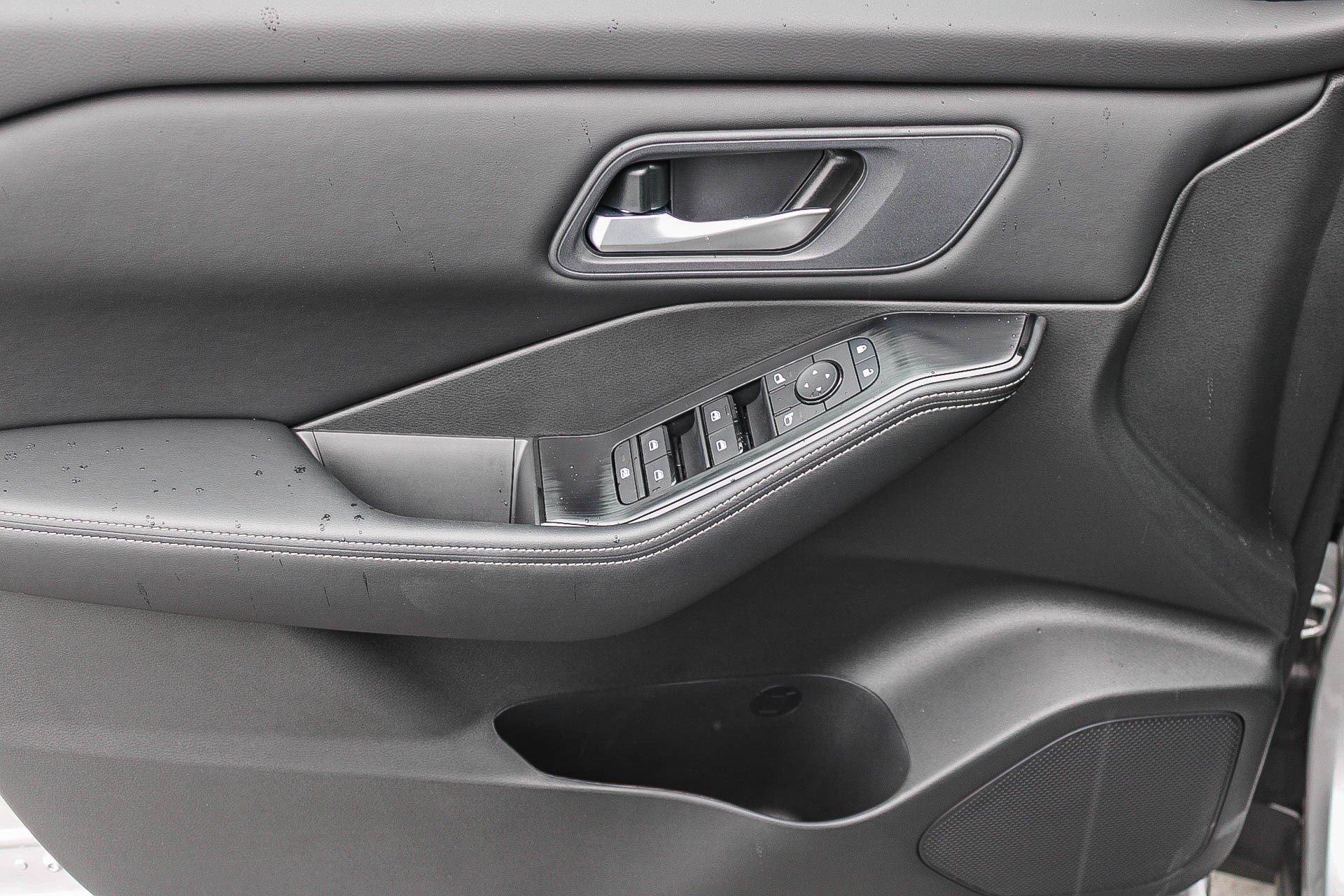 Used 2025 Nissan Rogue SV image 21