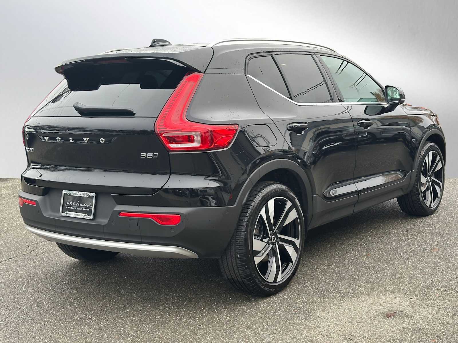 Used 2025 Volvo XC40 B5 Plus w/ Climate Package image 3