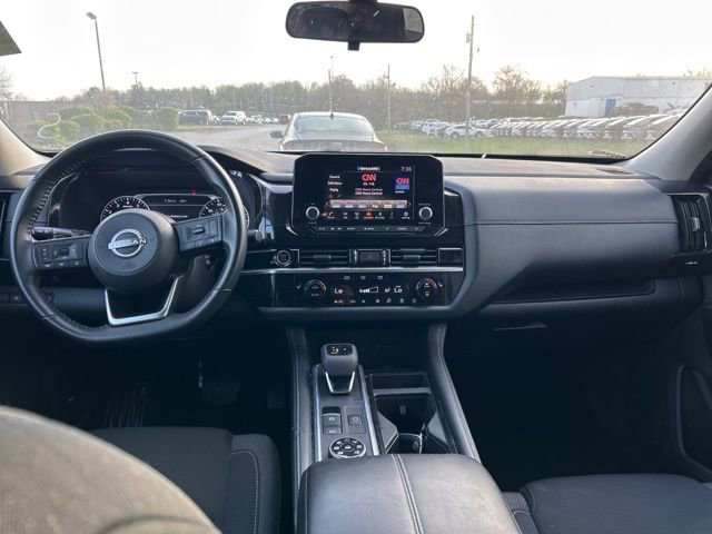 Used 2024 Nissan Pathfinder SV image 5