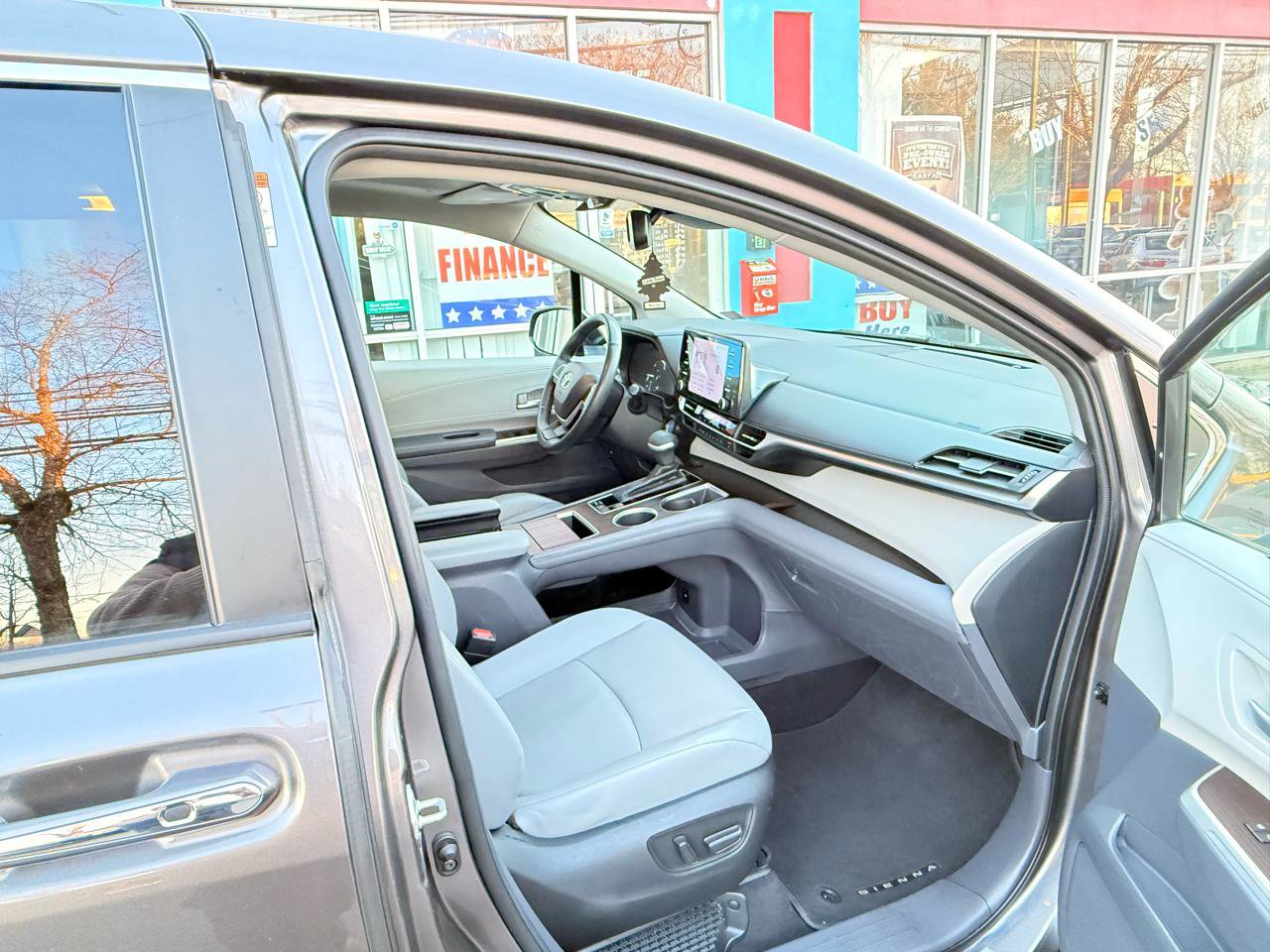 Used 2022 Toyota Sienna XLE image 19