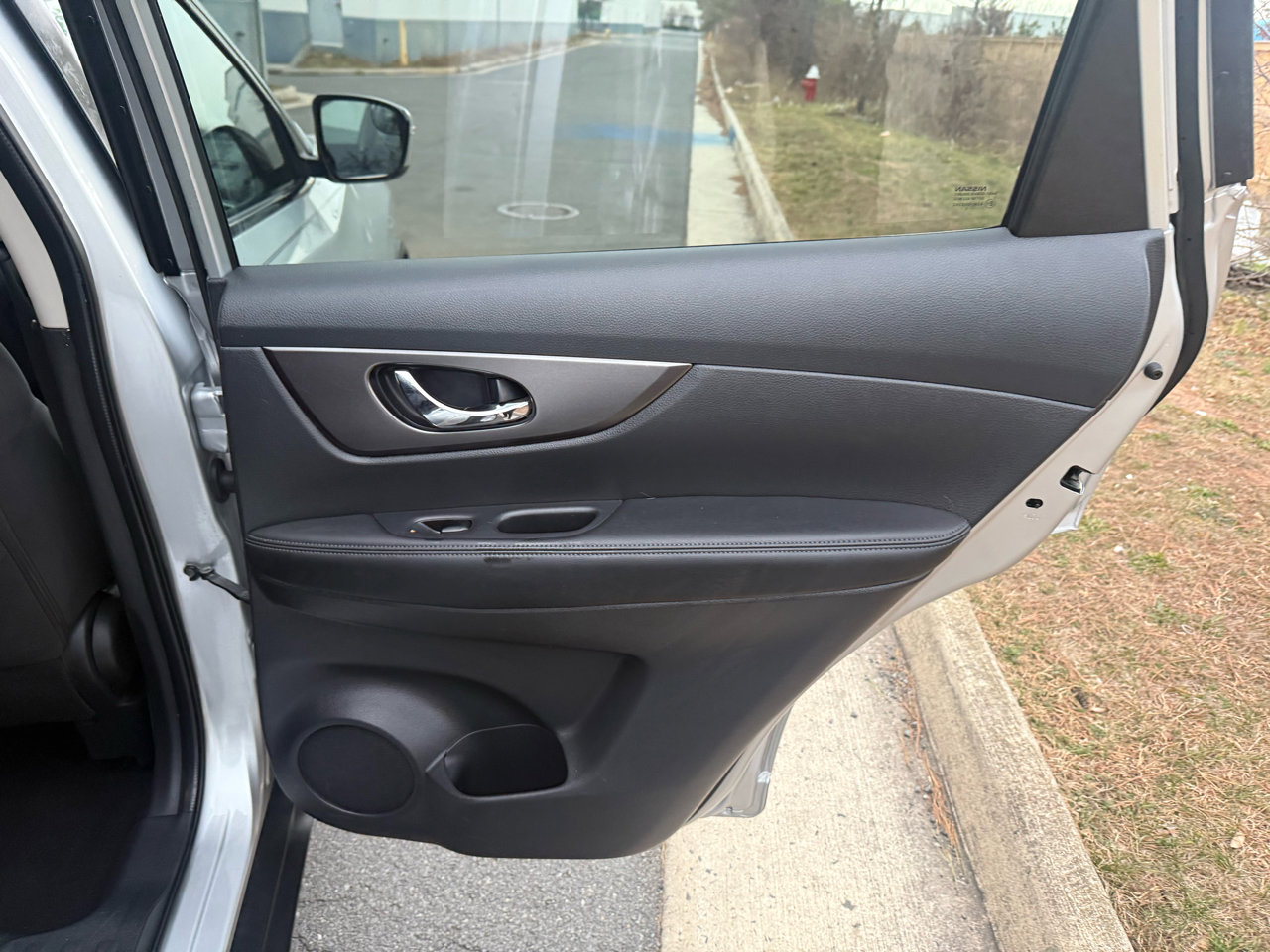 Used 2016 Nissan Rogue SV image 24