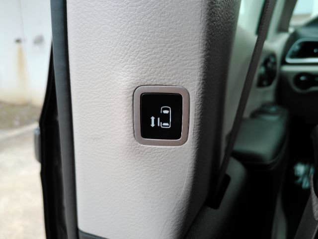 Used 2023 Chrysler Pacifica Touring-L FWD image 34