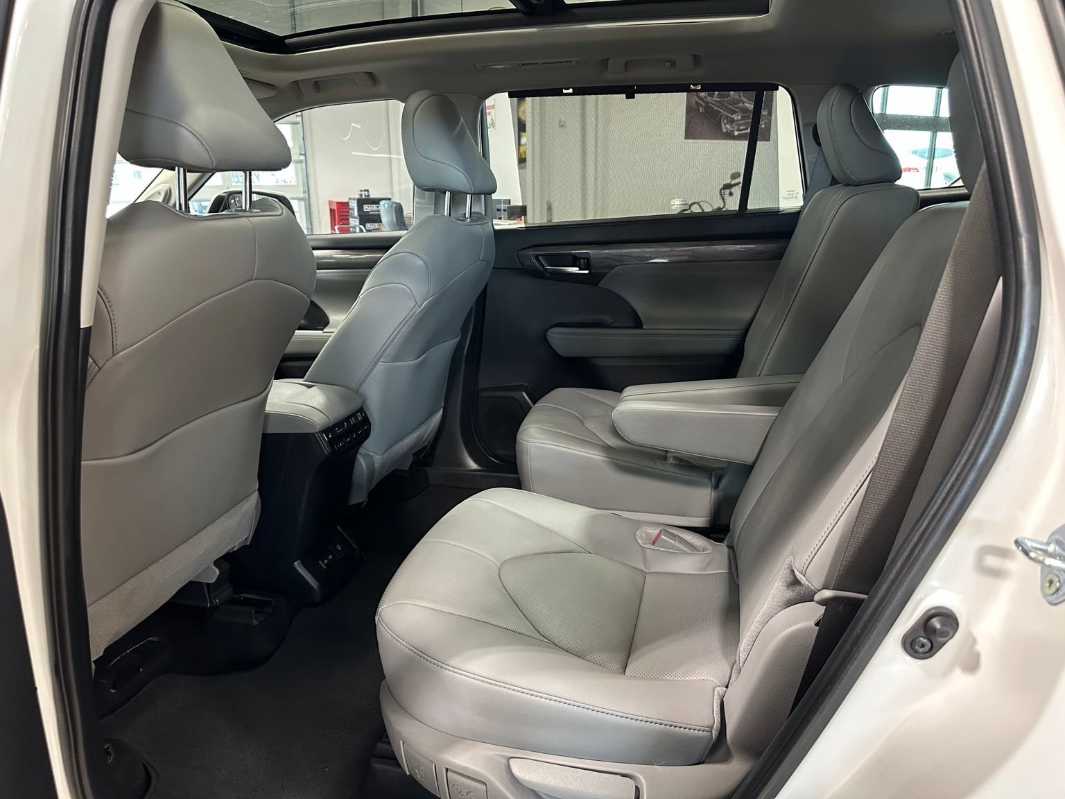 Used 2024 Toyota Highlander Platinum AWD/4WD image 37