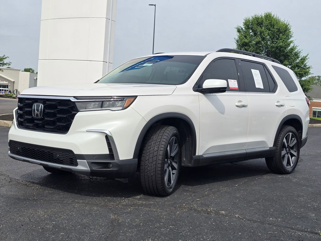 Used 2025 Honda Pilot Touring image 4