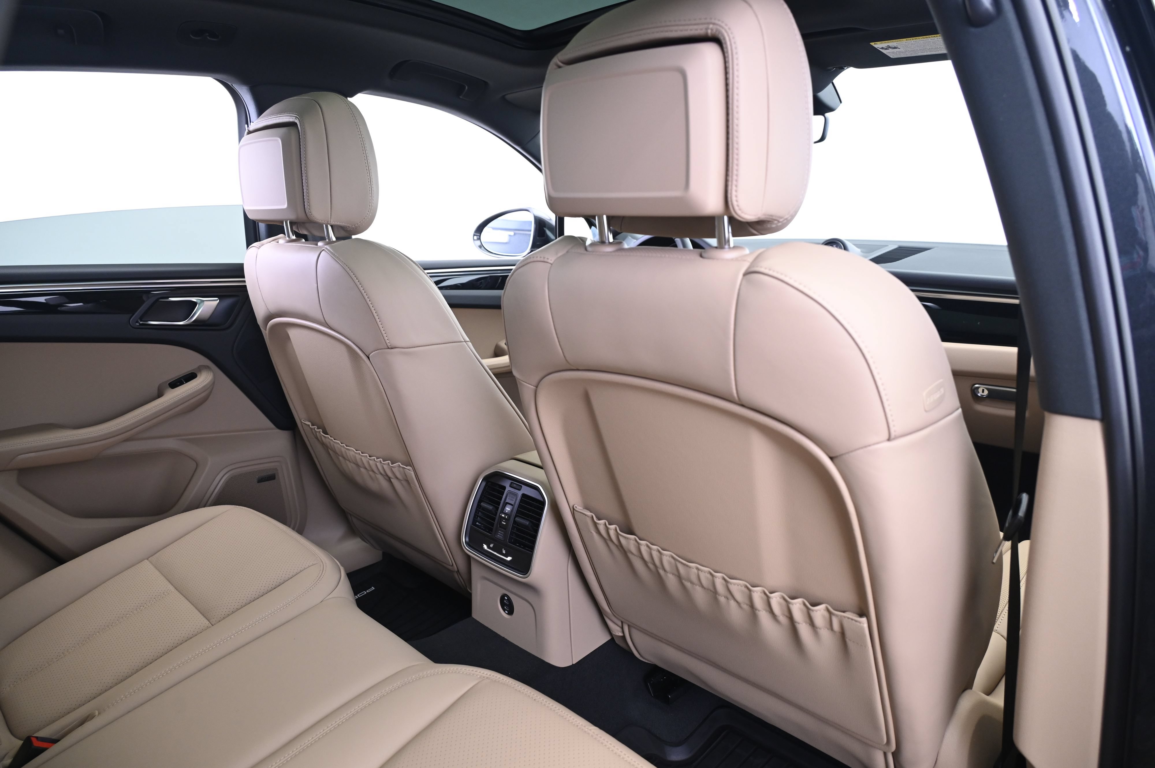 Certified 2026 Porsche Macan AWD/4WD image 17