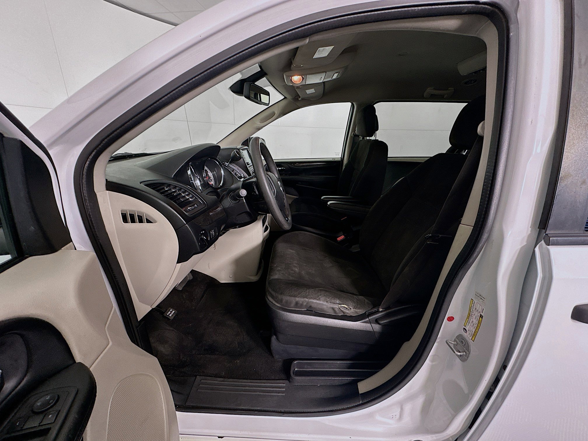 Used 2019 Dodge Grand Caravan SE w/ UConnect Hands-Free Group image 13