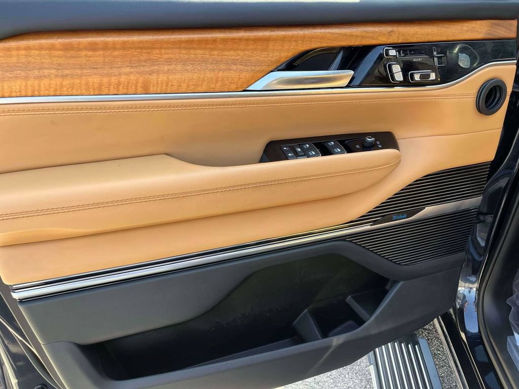 Used 2022 Jeep Grand Wagoneer Series III w/ Rear-Seat Entertainment Group AWD/4WD image 16