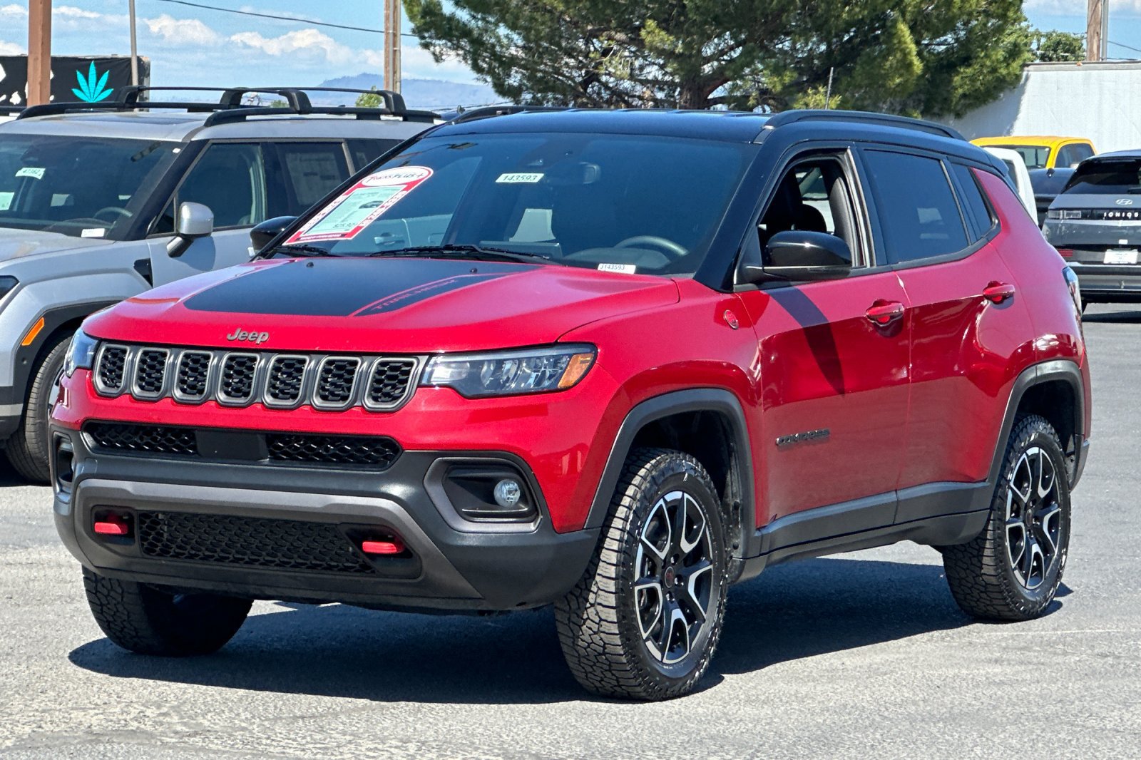 Used 2025 Jeep Compass Trailhawk AWD/4WD image 8