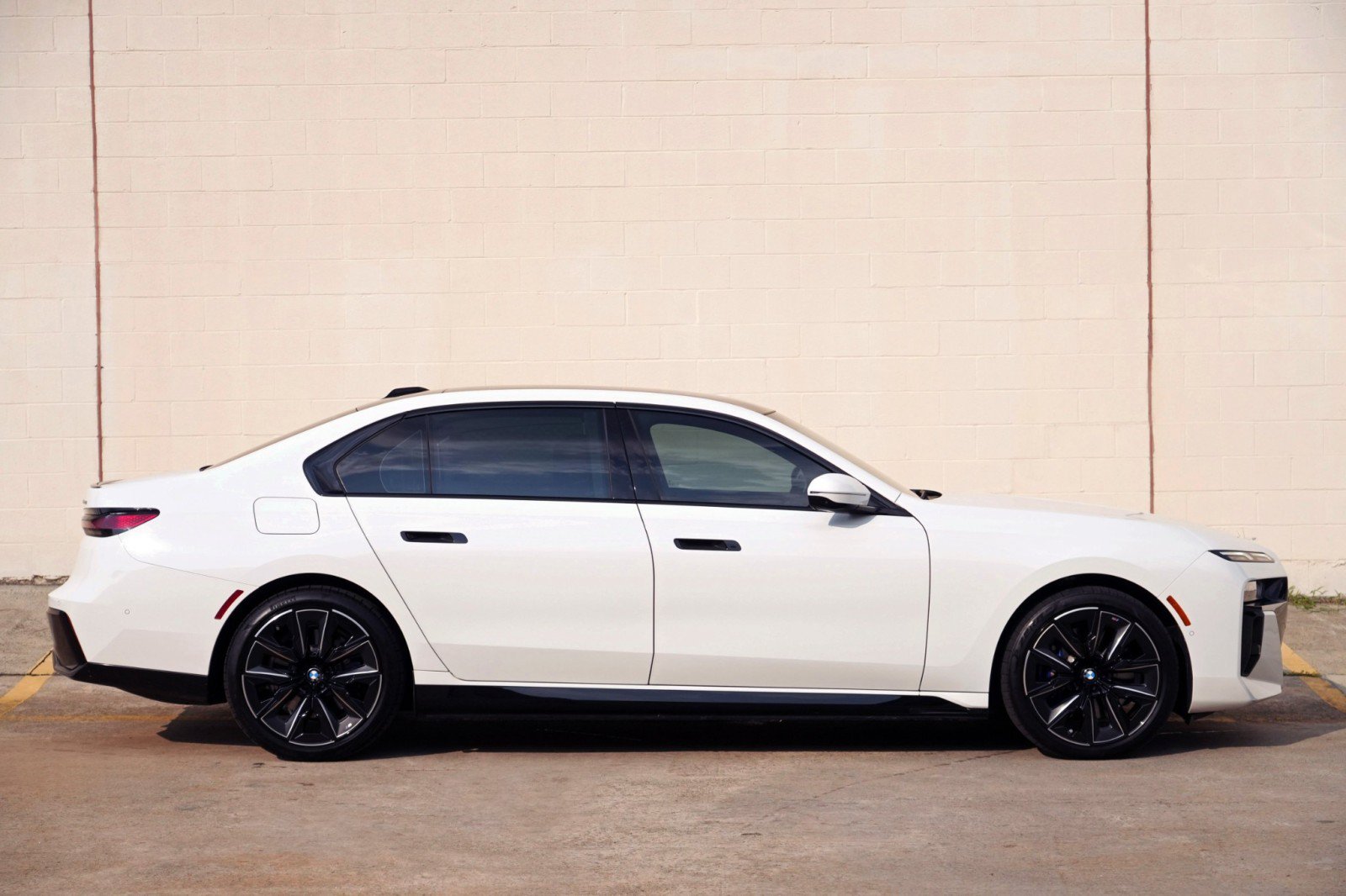 Used 2024 BMW i7 xDrive60 w/ Premium Package AWD/4WD image 61