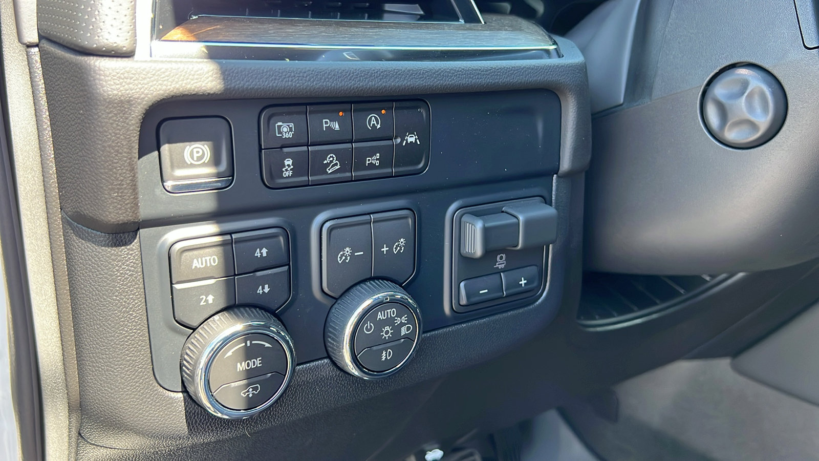 New 2025 Chevrolet Suburban High Country image 32