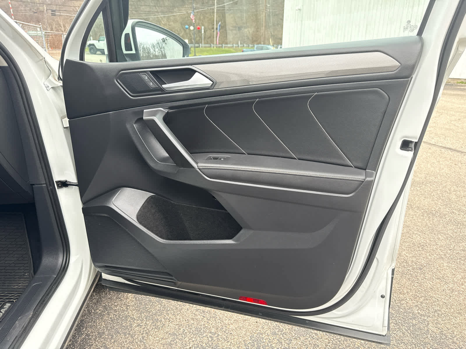Used 2022 Volkswagen Tiguan SE image 30