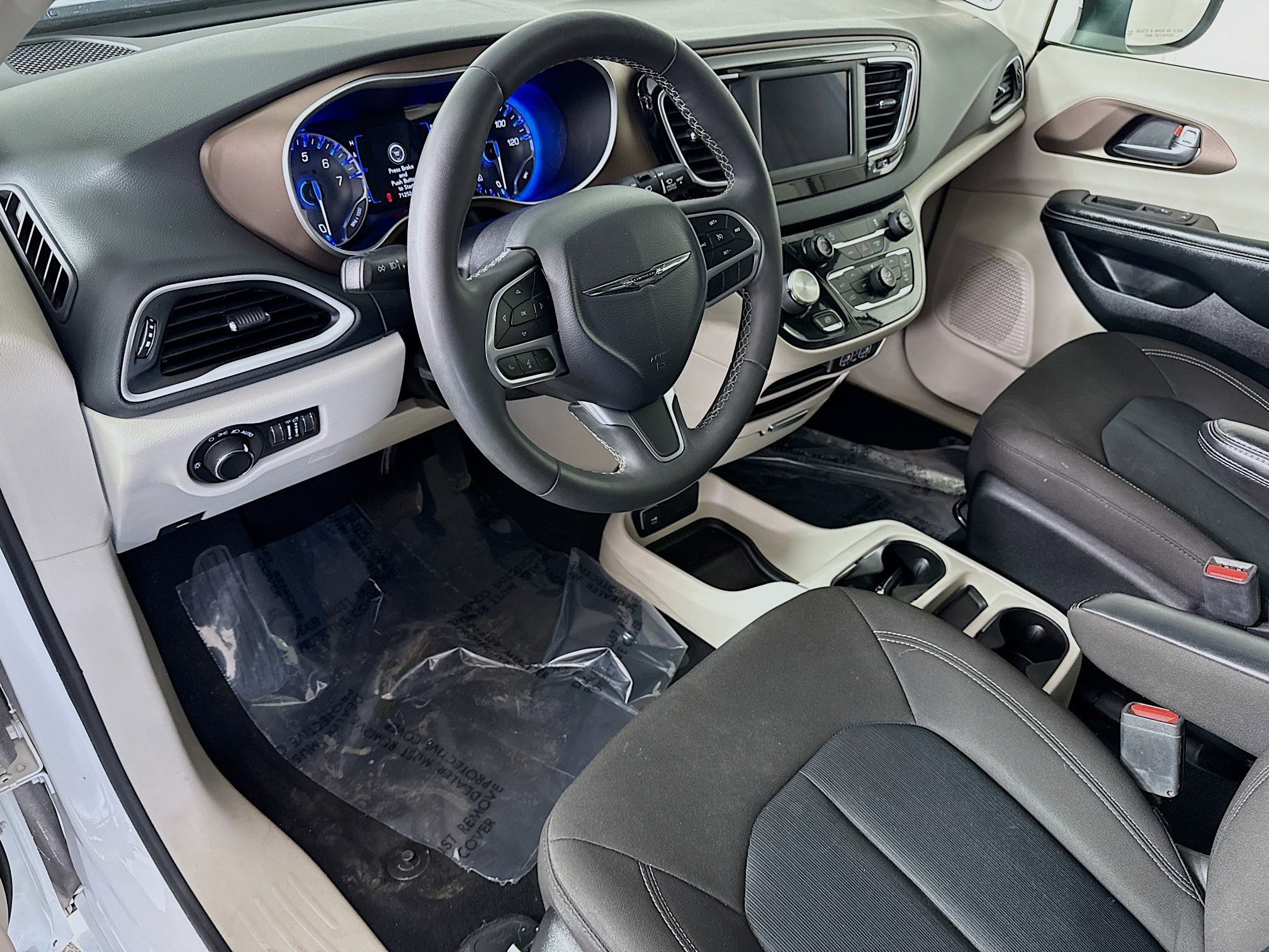 Used 2022 Chrysler Voyager LX FWD image 23